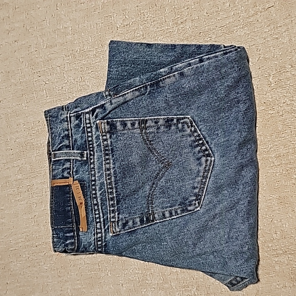 Distressed Levi's 550